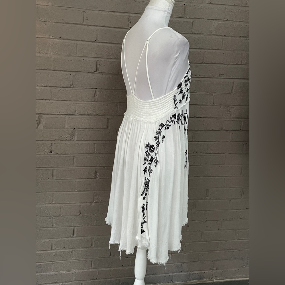 Free People white dress / black embroidered floral print - Picture 6 of 14